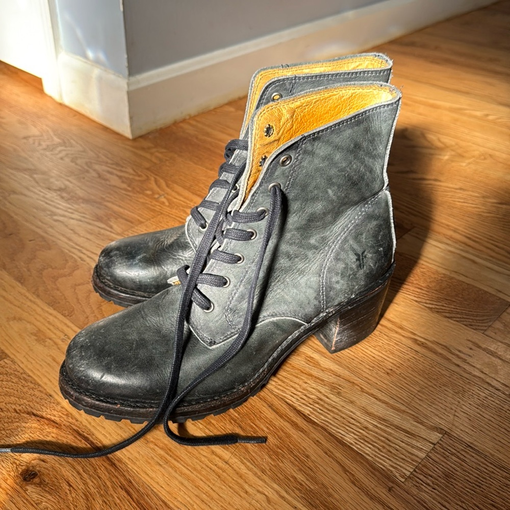 FRYE Sabrina boots